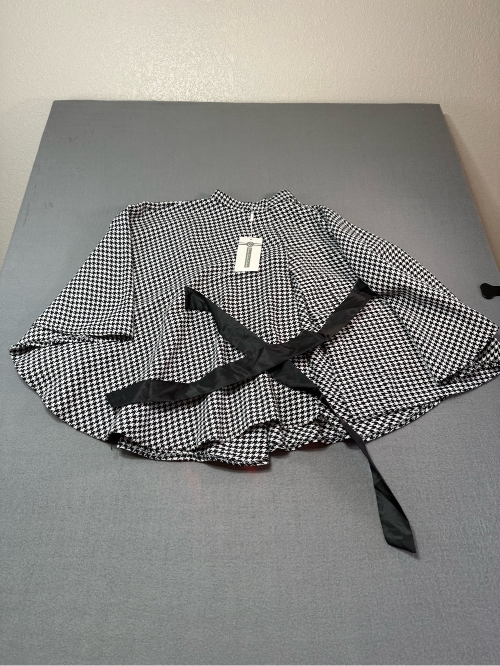 Charlie Charlie Charlotte Women's Sleeveless Houndstooth Tie Cape One Size